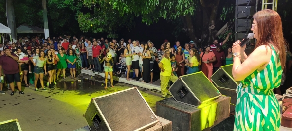 Prefeitura promoveu festa de Réveillon, com show nacional da dupla Cleiton e Camargo.