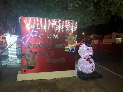 A Secretaria Municipal de Assistência Social do Município de Barão de Melgaço - MT está confeccionando com sua equipe as Decorações do Natal de 2017