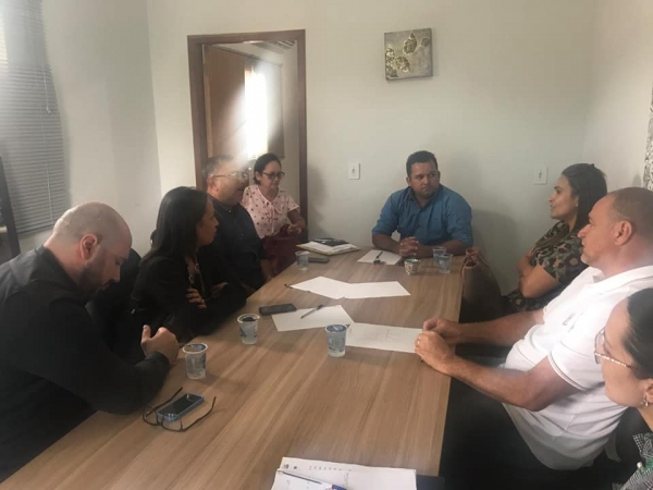 A Primeira Dama Cris Verônica Bragança e o Prefeito Elvio Queiroz está participando diariamente das reuniões com a Equipe do RIbeirinho Cidadão.
